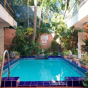 ** Hotel Towne Bahamas
